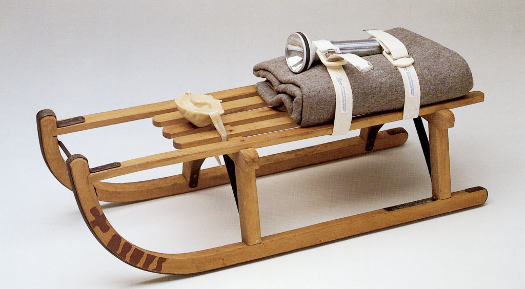 joseph-beuys-schlitten-1969-trineo-trineo-de-madera-manta-de-fieltro-cinturc3b3n-linterna-y-escultura-de-grasa-35-x-90x-35cm